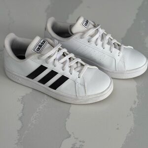 Adidas basic sneakers